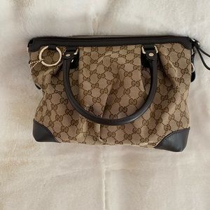 Authentic Gucci bag 👜clean interior & comes with cross body strap ♥️
